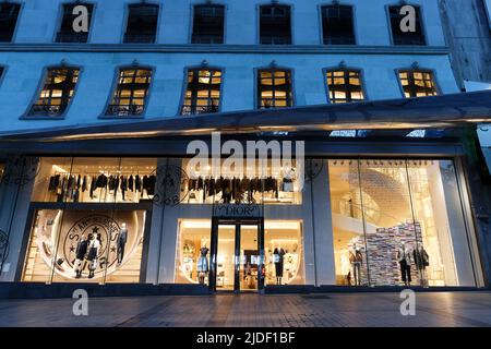 Facciata del negozio Dior, situato sul viale Champs Elysees. Parigi. Francia. Foto Stock