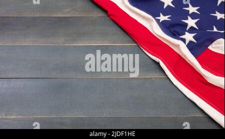 Bandiera USA su sfondo blu in legno. US of America segno simbolo, Memorial, 4th luglio, Independence giorno modello, spazio copia. Foto Stock
