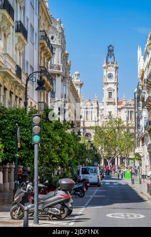 Strada panoramica con edificio Ayuntamiento (Municipio), Valencia, Comunità Valenciana, Spagna Foto Stock