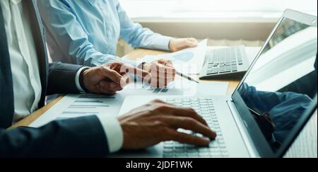 business team che lavora in ufficio. discutere e analizzare i dati finanziari aziendali. strategia di investimento Foto Stock