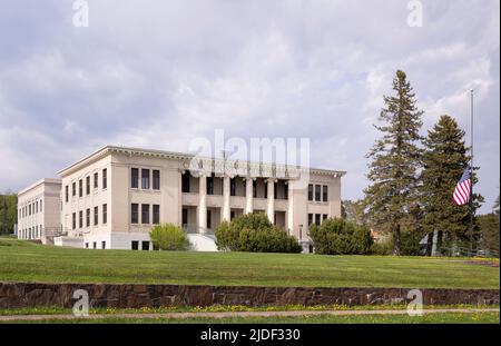 Bandiera a metà albero per i bambini della scuola assassinati in Uvaide, tiro della scuola del Texas, Cook County Court House, Minnesota, Stati Uniti, USA Foto Stock