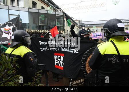 01-16-2022.Amsterdam, Paesi Bassi. Protesta contro le misure del coronavirus.da tre luoghi diversi intorno ad Amsterdam, circa 15,000 persone marciarono verso la piazza del museo nel centro. Per diverse settimane il pomeriggio di domenica, la gente è andato là'per ottenere una tazza di caffè ', perché protestare non era permesso. Le riunioni precedenti si sono trasformate alcune volte in violente. La polizia antisommossa ha impedito ai manifestanti di diffondersi in città. Questa volta non c'erano problemi. Anche gli agricoltori protestavano e alcuni venivano da trattore. C'era una piccola controtesta antifascista, ma i gruppi erano tenuti separati Foto Stock