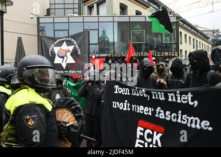 01-16-2022.Amsterdam, Paesi Bassi. Protesta contro le misure del coronavirus.da tre luoghi diversi intorno ad Amsterdam, circa 15,000 persone marciarono verso la piazza del museo nel centro. Per diverse settimane il pomeriggio di domenica, la gente è andato là'per ottenere una tazza di caffè ', perché protestare non era permesso. Le riunioni precedenti si sono trasformate alcune volte in violente. La polizia antisommossa ha impedito ai manifestanti di diffondersi in città. Questa volta non c'erano problemi. Anche gli agricoltori protestavano e alcuni venivano da trattore. C'era una piccola controtesta antifascista, ma i gruppi erano tenuti separati Foto Stock