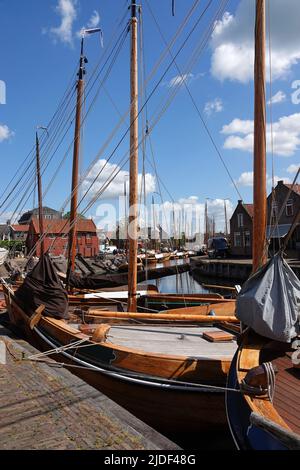 Vecchie barche storiche di legno ormeggiate dietro l'altro. Si tratta di tradizionali barche a bottaio olandesi. È una giornata di sole a Spakenburg Foto Stock