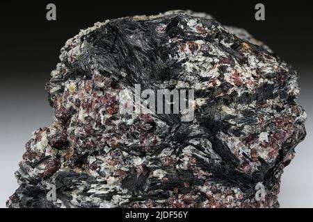 Gedrite. Minerali. Nord America; USA; Connecticut; Middlesex; Chester; 400 m dopo Cockaponset Forest Rd. Biforcazione, lungo N Cedar Rd.; poi 200 m est Foto Stock