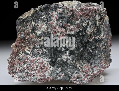 Gedrite. Minerali. Nord America; USA; Connecticut; Middlesex; Chester; 400 m dopo Cockaponset Forest Rd. Biforcazione, lungo N Cedar Rd.; poi 200 m est Foto Stock