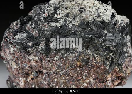 Gedrite. Minerali. Nord America; USA; Connecticut; Middlesex; Chester; 400 m dopo Cockaponset Forest Rd. Biforcazione, lungo N Cedar Rd.; poi 200 m est Foto Stock