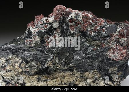 Gedrite. Minerali. Nord America; USA; Connecticut; Middlesex; Chester; 400 m dopo Cockaponset Forest Rd. Biforcazione, lungo N Cedar Rd.; poi 200 m est Foto Stock