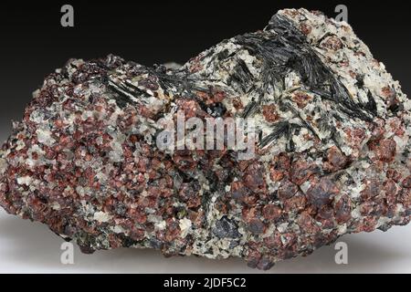 Gedrite. Minerali. Nord America; USA; Connecticut; Middlesex; Chester; 400 m dopo Cockaponset Forest Rd. Biforcazione, lungo N Cedar Rd.; poi 200 m est Foto Stock