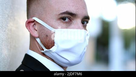 Uomo d'affari ritratto indossare maschera facciale durante coronavirus pandemic Foto Stock