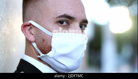 Uomo d'affari ritratto indossare maschera facciale durante coronavirus pandemic Foto Stock