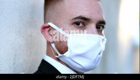 Uomo d'affari ritratto indossare maschera facciale durante coronavirus pandemic Foto Stock