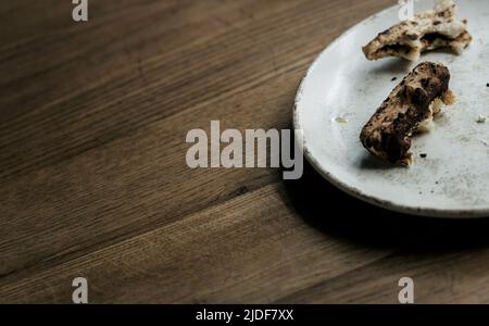 avanzi su un piatto. pezzi di pizza dopo un pasto. spazio copia Foto Stock