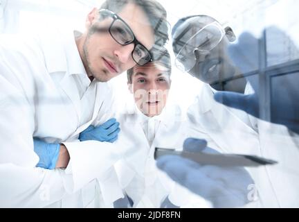 Close up.un gruppo di scienziati per discutere i risultati della experimen Foto Stock