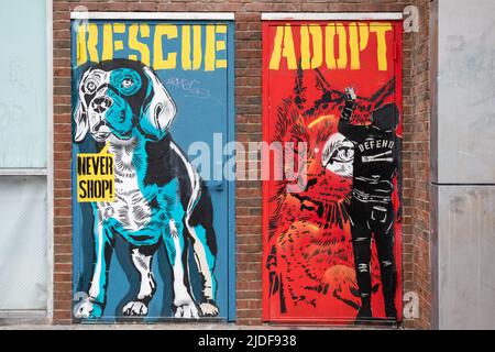 Salvataggio. Adottare. Non fare acquisti! Animali benessere Street art graffiti murali a Manhattan, New York City, Stati Uniti d'America. Foto Stock