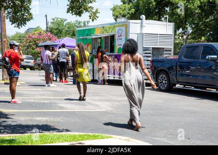 Austin, Stati Uniti. 18th giugno 2022. Gli Austiniti si riuniscono per celebrare il Giunettesimo al Soul Food Truck Fest all'Università di Huston-Tillotson il 18 giugno 2022. (Foto di Stephanie Tacy/Sipa USA) Credit: Sipa USA/Alamy Live News Foto Stock