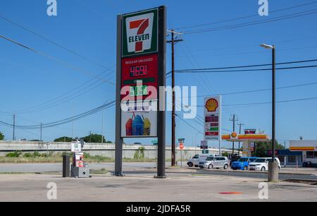 Austin, Stati Uniti. 19th giugno 2022. I prezzi del gas continuano ad aumentare ad Austin, Texas, il 19 giugno 2022. (Foto di Stephanie Tacy/Sipa USA) Credit: Sipa USA/Alamy Live News Foto Stock