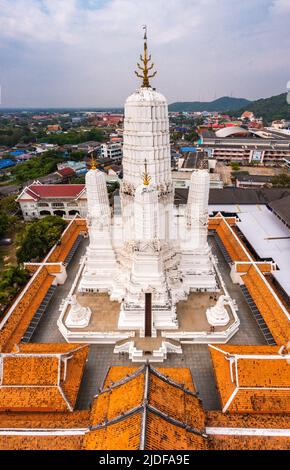 Veduta aerea di Wat Mahathat Worawihan, tempio di Phetchaburi, Thailandia Foto Stock