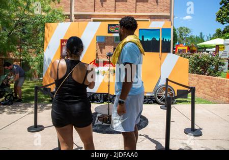 Austin, Stati Uniti. 18th giugno 2022. Gli Austiniti si riuniscono per celebrare il Giunettesimo al Soul Food Truck Fest all'Università di Huston-Tillotson il 18 giugno 2022. (Foto di Stephanie Tacy/Sipa USA) Credit: Sipa USA/Alamy Live News Foto Stock