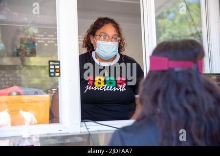 Austin, Stati Uniti. 18th giugno 2022. Gli Austiniti si riuniscono per celebrare il Giunettesimo al Soul Food Truck Fest all'Università di Huston-Tillotson il 18 giugno 2022. (Foto di Stephanie Tacy/Sipa USA) Credit: Sipa USA/Alamy Live News Foto Stock