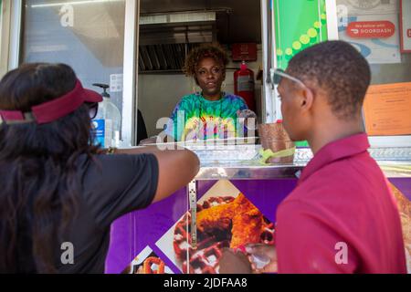 Austin, Stati Uniti. 18th giugno 2022. Gli Austiniti si riuniscono per celebrare il Giunettesimo al Soul Food Truck Fest all'Università di Huston-Tillotson il 18 giugno 2022. (Foto di Stephanie Tacy/Sipa USA) Credit: Sipa USA/Alamy Live News Foto Stock