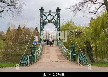 Porthill Bridge, noto anche come Port Hill Footbridge, è un ponte sospeso per pedoni che attraversano il fiume Severn a Shrewsbury. Foto Stock