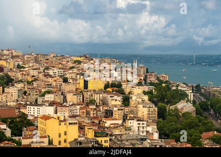 Panorama di Istanbul dalla Torre Galata. I tetti delle vecchie case di Istanbul Foto Stock