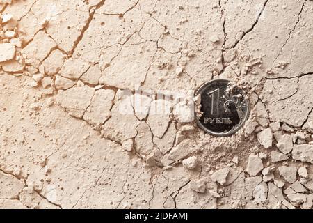 Una moneta del rublo russo si trova sulla superficie della sabbia Foto Stock