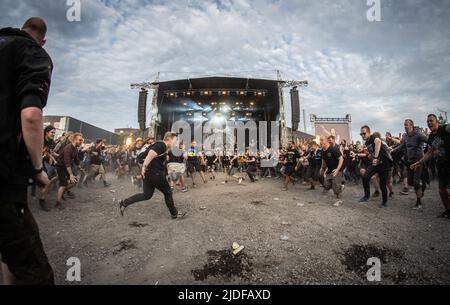 Copenaghen, Danimarca. 18th, giugno 2022. I frequentatori del Festival partecipano a uno dei numerosi concerti dal vivo durante il popolare festival danese del metallo pesante, il Copenhell 2022. (Photo credit: Gonzales Photo - Joe Miller). Foto Stock