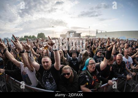 Copenaghen, Danimarca. 18th, giugno 2022. I frequentatori del Festival partecipano a uno dei numerosi concerti dal vivo durante il popolare festival danese del metallo pesante, il Copenhell 2022. (Photo credit: Gonzales Photo - Joe Miller). Foto Stock