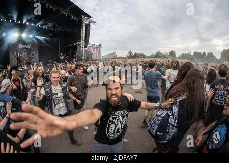 Copenaghen, Danimarca. 18th, giugno 2022. I frequentatori del Festival partecipano a uno dei numerosi concerti dal vivo durante il popolare festival danese del metallo pesante, il Copenhell 2022. (Photo credit: Gonzales Photo - Joe Miller). Foto Stock