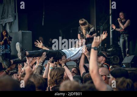 Copenaghen, Danimarca. 18th, giugno 2022. I frequentatori del Festival partecipano a uno dei numerosi concerti dal vivo durante il popolare festival danese del metallo pesante, il Copenhell 2022. (Photo credit: Gonzales Photo - Joe Miller). Foto Stock