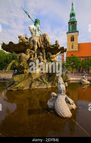 Germania, Berlino, Fontana del Nettuno, Chiesa di Santa Maria, Foto Stock