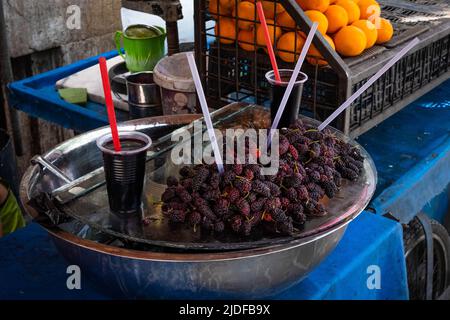 succo di lampone fresco in vendita per strada Foto Stock