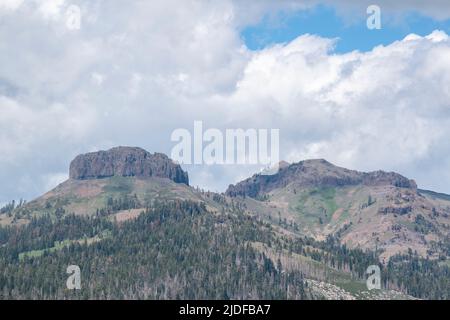 I Dardanelli possono essere visti da Donnell Vista, una fermata di riposo nella contea di Tuolumne, CA lungo la state Route 108 vicino al Passo sonora. Foto Stock