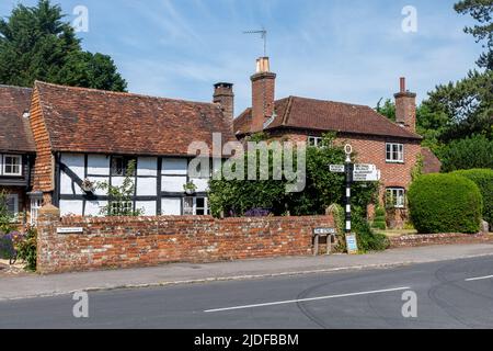 Villaggio di Plaistow nel Sussex occidentale, Inghilterra, Regno Unito, con cottage attraenti e cartello vecchio stile Foto Stock