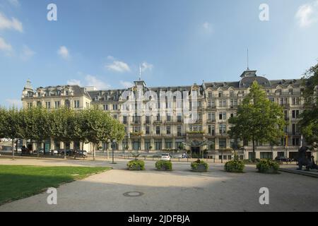 Cancelleria di Stato costruita nel 1896-1902 a Kochbrunnenplatz, Kranzplatz a Wiesbaden, Assia, Germania Foto Stock