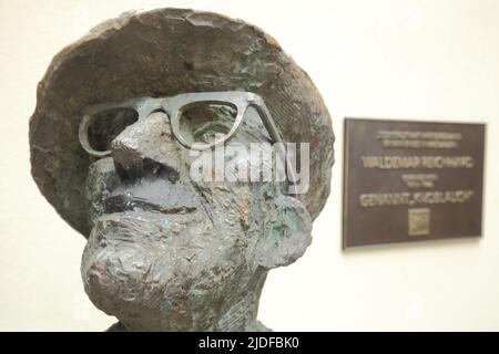 Dettaglio dal memoriale al cantante d'opera Waldemar Reichhard aka Knoblauchkönig a Wiesbaden, Hesse, Germania Foto Stock