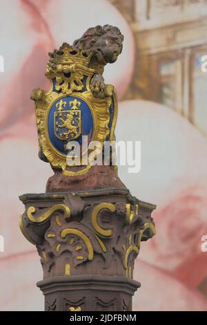 Fontana del Leone con stemma sulla Schlossplatz a Wiesbaden, Assia, Germania Foto Stock