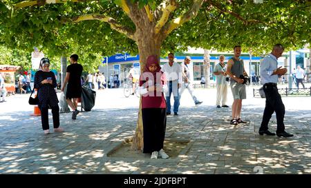 Izmir, Turchia, 20 giugno 2022, una studentessa etiope migrata in Turchia per studiare si appoggia all'albero in via Konak; il centro di Izmir il 20 giugno Giornata Mondiale del Rifugiato. Foto Stock