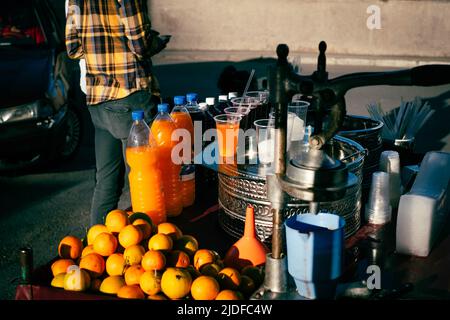 succo fresco in vendita per strada Foto Stock