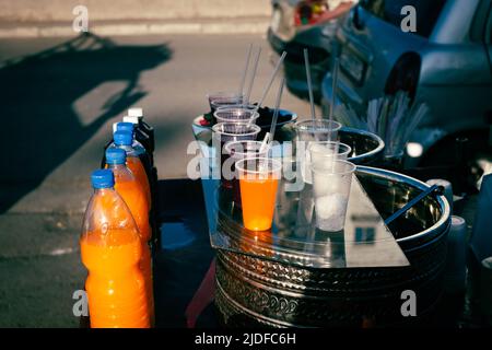 succo fresco in vendita per strada Foto Stock