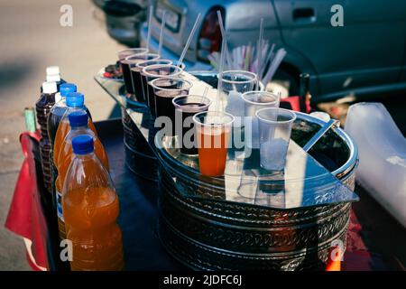 succo fresco in vendita per strada Foto Stock