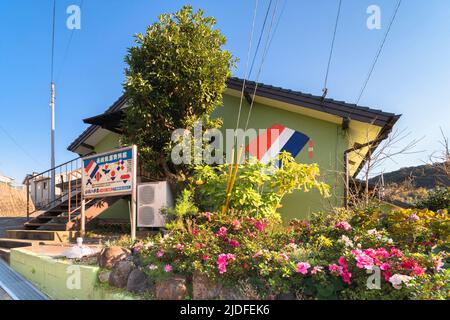 nagasaki, kyushu - dicembre 14 2021: Un flowerbed di fronte al negozio Ogawa Hataten adornato con un mosaico di opere d'arte raffigurante un tradizionale hata kite o Foto Stock