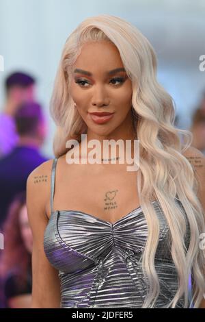 Munroe Bergdorf è un modello inglese che partecipa al Catwalk GFW 2022 Opening Catwalk show a Coal Drops Yard, King Cross, Londra, Regno Unito. – 20 giugno 2022. Foto Stock