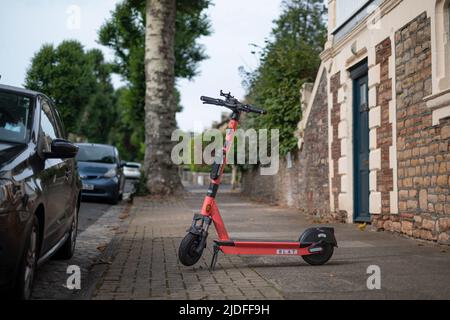 Voi Scooter parcheggiato su Bristol Street - uno dei molti scooter elettrici a noleggio che sono comunemente utilizzati per viaggiare nella città di Bristol Foto Stock