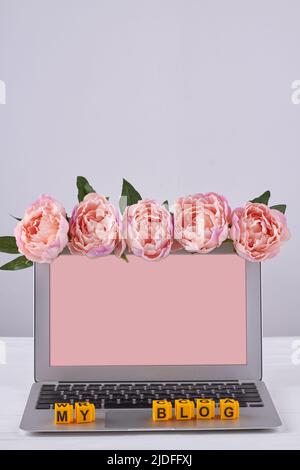 Schermo rosa per la vista del computer portatile per lo spazio delle copie decorato con fiori. Il mio concetto di blog. Foto Stock