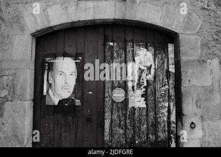 Affiche Valery Giscard d'Estaing 'il faut un président à la France' avec une bustache sur une porte de garage en bois Foto Stock
