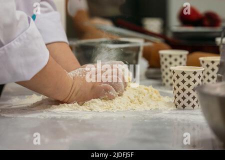 Uno studente di gastronomia che fa pasta per mele Pie Foto Stock