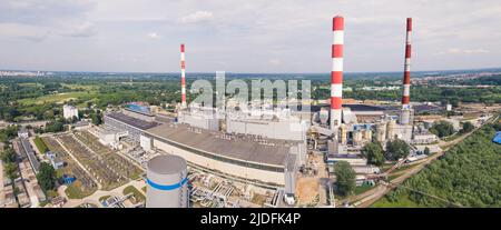 7.06.2022, Varsavia, Polonia - Centrale di calore ed energia Siekierki. Ampio colpo di drone panoramico di una centrale elettrica a Varsavia vicino alle aree forestali. Foto di alta qualità Foto Stock